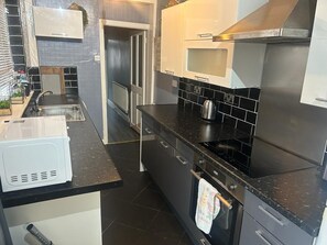 Køleskab, mikrobølgeovn, ovn, kogeplade