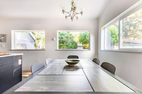 Earthworks Art House, Forest Retreat Near Ocean Trails