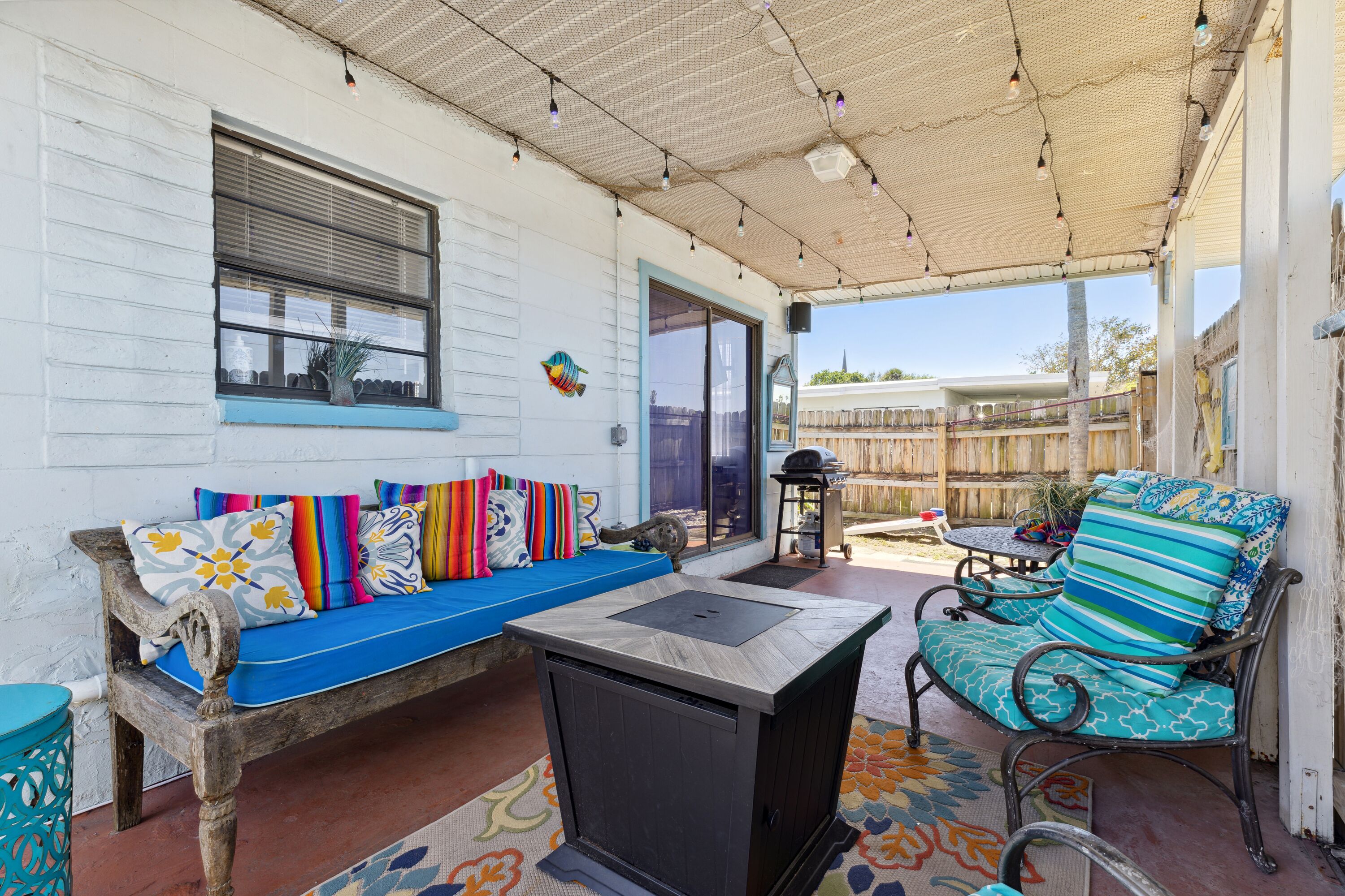 Cozy Bungalow - 1 block to beach- fenced in yard- updated- corn hole - tunes