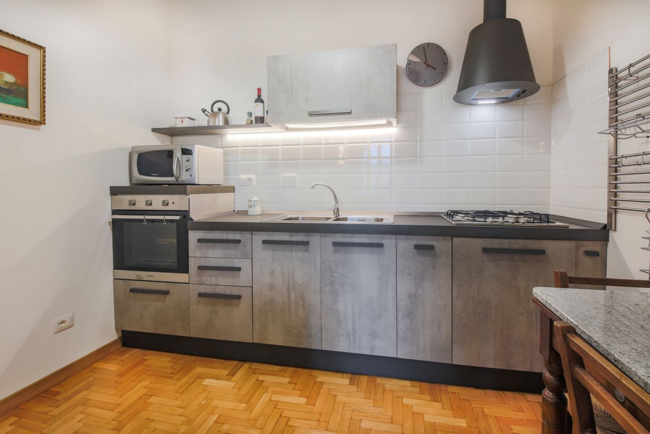 ثلاجة، ميكروويف، فرن، موقد طهي مسطح