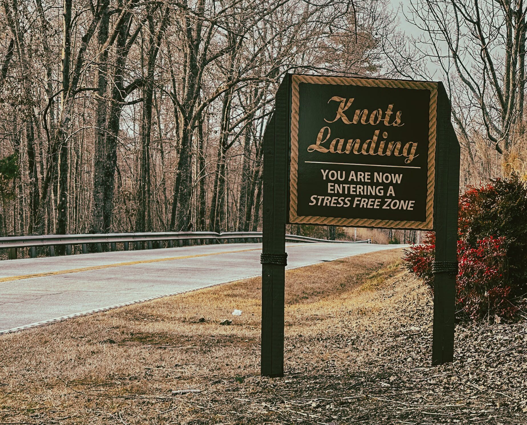 Un panneau indicateur au bord de la route portant l’inscription « Knots Landing » et « Vous entrez maintenant dans une zone sans stress. »