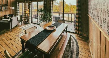 Rustic Lake Keowee Cabin, Perfect for Couples! Dock, Pool & Boat Slip
