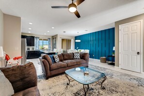 Smart TV, video games, books, offices - 8mi 2 Disney, Resort amenities, Heated pool, Princess and Star wars themed rooms (Kissimmee)