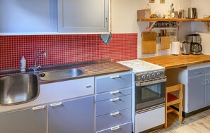 Kühlschrank, Ofen, Herdplatte, Wasserkocher mit Kaffee-/Teezubehör