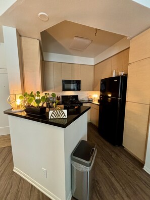 Frigorífico, microondas, horno y placa de cocina