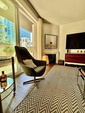 Una televisión, libros, una impresora