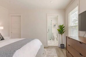 3 habitaciones, tabla de planchar con plancha, wifi y ropa de cama