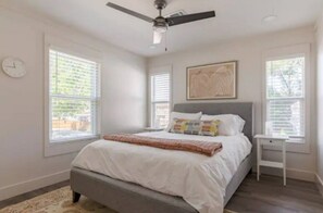 3 habitaciones, tabla de planchar con plancha, wifi y ropa de cama 