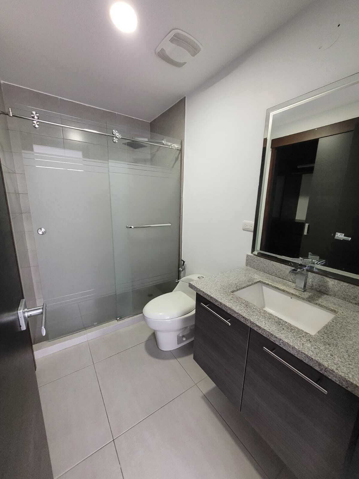 Dusj, håndklær, såpe og sjampo