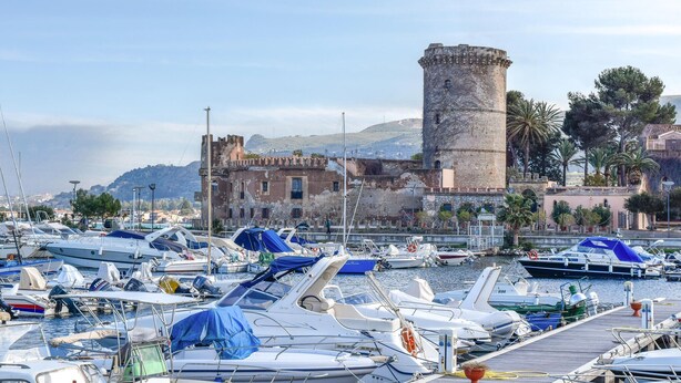 A marina with boats docked, a historic building with a tower, and a mountainous backdrop. - 2 bedroom awesome home in Altavilla Milicia (Altavilla Milicia)