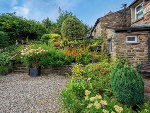 Property grounds - 4 bedroom accommodation in Hawes (Hawes)