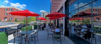 Beautiful Home! 75 in TV & Wifi for free New Property Close to Downtown.