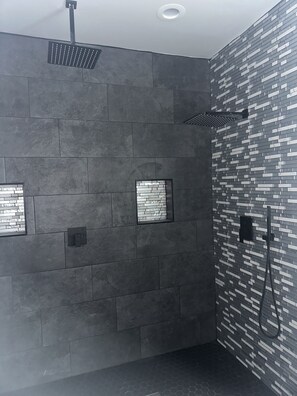 Shower, bidet, towels, toilet paper - Beautiful Home! 75 in TV & Wifi for free New Property Close to Downtown. (Jonesboro)