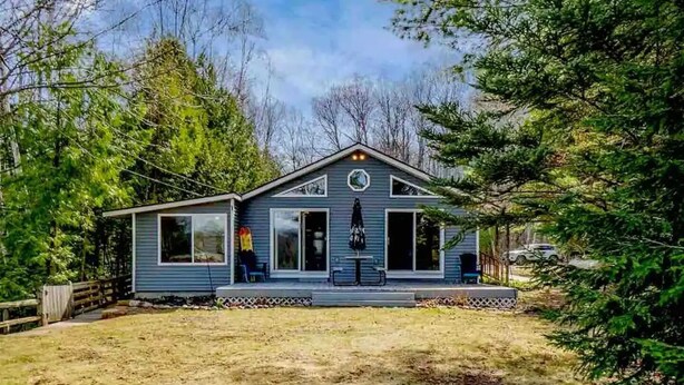A single-story house with a front porch, large windows, and a fenced yard. - Beautiful 2BR+Loft Cottage with amazing views!

 (Beaverton)