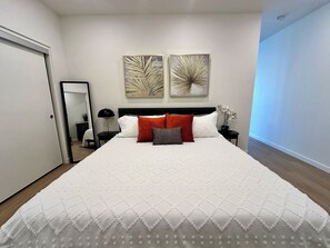 1 chambre, bureau, fer et planche à repasser, lit parapluie