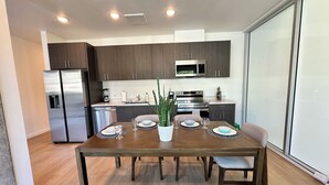 Dining - Like a hotel but better! Pet friendly, exclusive patio, near beach, free parking (San Diego)
