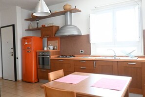 Een koelkast, een oven, een vaatwasser