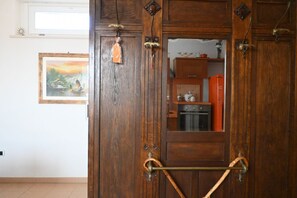 A wooden door with a metal handle and a small orange ornament. - S327 - Sirolo, comfortable two-room apartment well equipped (Sirolo)