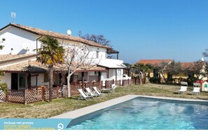 A villa with a swimming pool, outdoor furniture, and a clear sky. -  VIVA4 - Numana, new three-room apartment in villa with swimming pool (Numana)