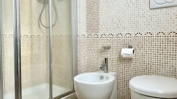 Een douche, een bidet, handdoeken