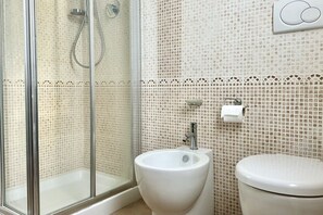 Shower, bidet, towels - S227 - Sirolo, new three-room apartment with terrace and garage (Sirolo)