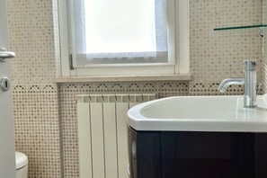 Een douche, een bidet, handdoeken