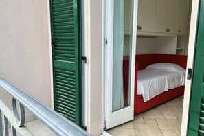 3 bedrooms, bed sheets