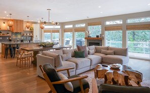 Televisión, chimenea y oficina 