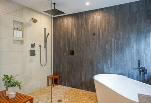 Douche, sèche-cheveux, serviettes fournies, shampoing