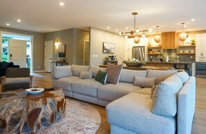 Televisión, chimenea y oficina 