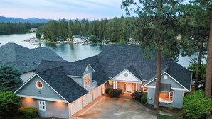 Un quartier résidentiel avec des maisons situées près d’un lac, doté d’une allée et de pelouses bien entretenues.