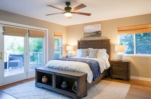 4 soverom, skrivebord, strykejern/-brett og reiseseng for barn