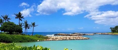 Una spiaggia nelle vicinanze, lettini da mare, teli da spiaggia