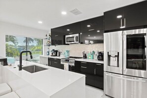 Refrigerador, microondas, horno, placa de cocina