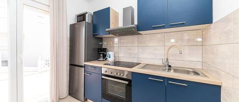 Refrigerador, horno, placa de cocina, cafetera/tetera