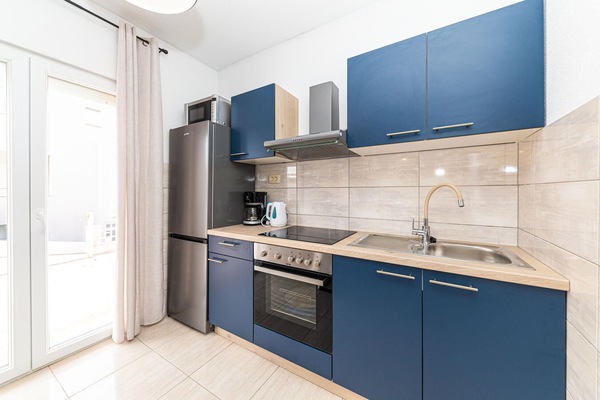 KĂŒhlschrank, Ofen, Herdplatte, Wasserkocher mit Kaffee-/Teezubehör