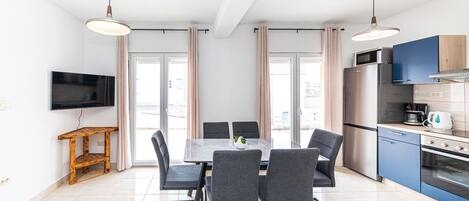 Réfrigérateur, four, plaque de cuisson, cafetière/bouilloire