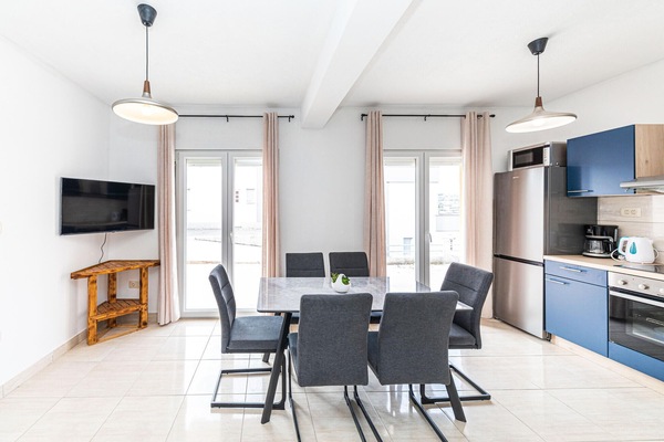 KĂŒhlschrank, Ofen, Herdplatte, Wasserkocher mit Kaffee-/Teezubehör