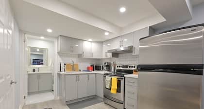 Stylish 2BR: w/free parking & streaming!