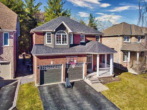 Stylish 2BR: w/free parking & streaming!