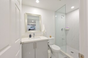 Towels, soap, shampoo, toilet paper - Stylish 2BR: w/free parking & streaming! (Pickering)