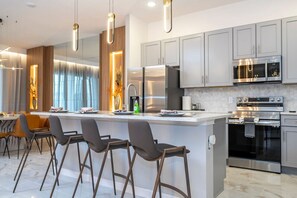 冷蔵庫、電子レンジ、オーブン、コンロ