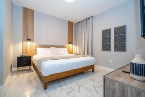 12 soverom, skrivebord, strykejern/-brett og reiseseng for barn