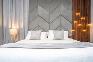12 Schlafzimmer, Schreibtisch, Bügeleisen/Bügelbrett, Reisekinderbett