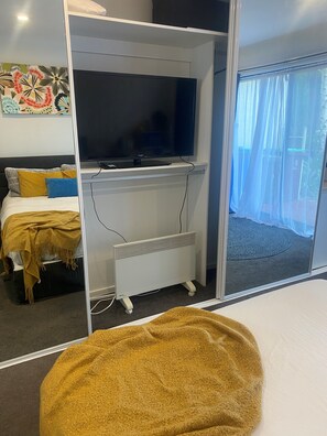 1 bedroom, travel crib, free WiFi, bed sheets - Self Contained Unit with Ensuite  (Lynbrook)