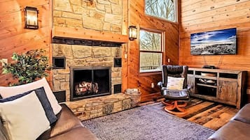 TV connectée, cheminée, baby-foot, livres