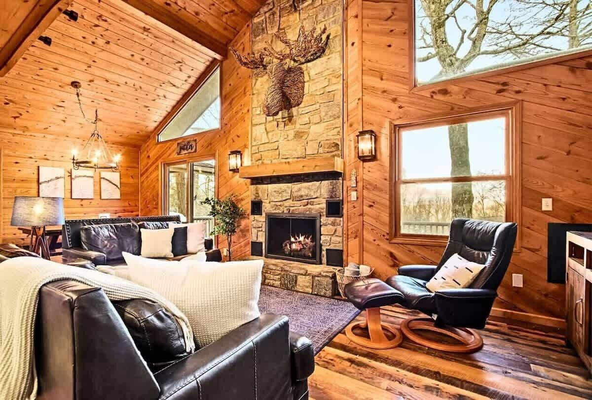 TV connectée, cheminée, baby-foot, livres