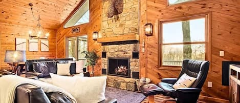 TV connectée, cheminée, baby-foot, livres