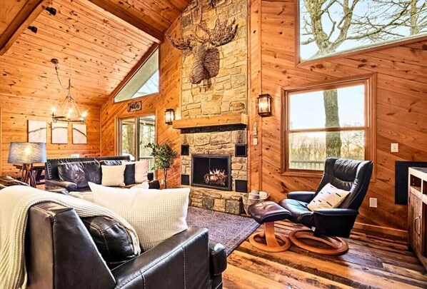 تلفزيون ذكي، مدفأة، كرة قدم الطاولة، كُتُب