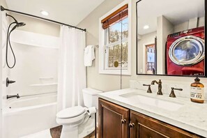 Sèche-cheveux, serviettes fournies